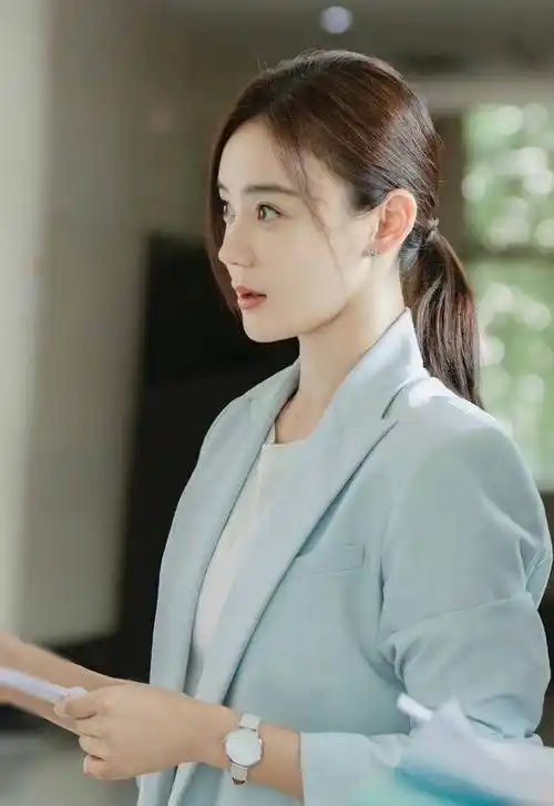 袁姗姗长相漂亮,被老师劝做演员,张戈追过袁姗姗,目前都单身_杨幂