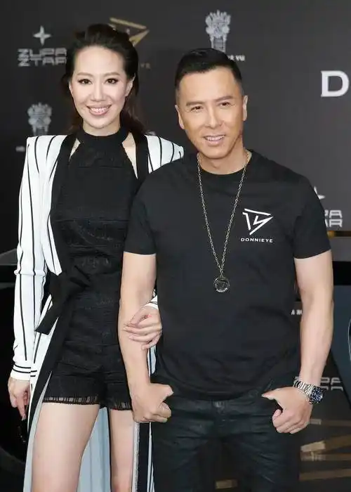 原创57岁甄子丹与小18岁妻子秀恩爱发文庆结婚17年夸其最美