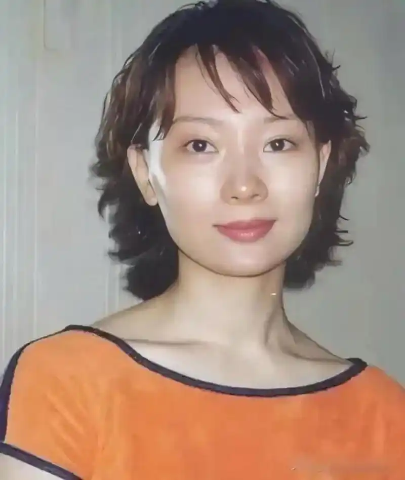 年轻的陈数容貌清秀,虽然不算惊艳,但是依然让人过目难忘.