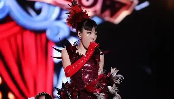 吴莫愁因参加《中国好声音》而在2012年大火起来.