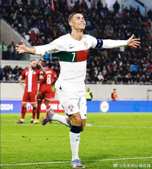 年轻的总裁英姿飒爽,帅气逼人