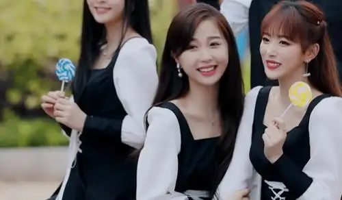 虞书欣多宠孔雪儿?全程喊她名字,看到好吃的,背着镜头悄悄喂她