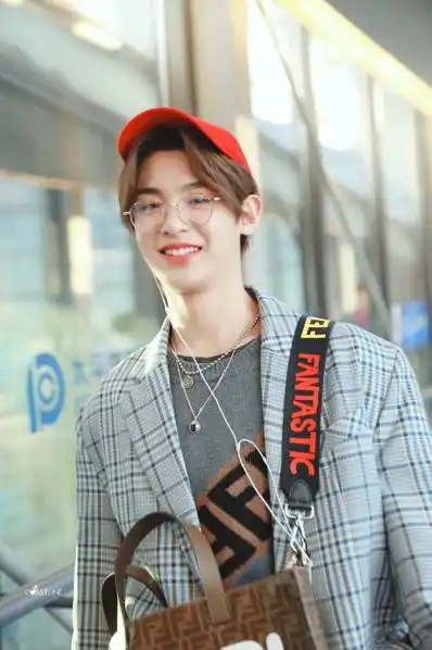 justin黄明昊头戴小红帽 嘟嘴卖萌很可爱