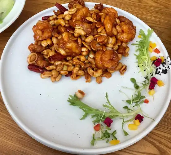 老了,吃不了川菜了,抗辣能力极差,话梅番茄超级好吃,宫爆虾球里面掺有