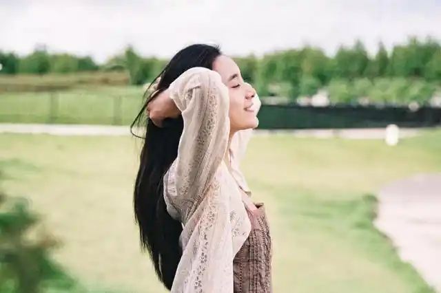 拍照"撩发"的技巧,女生拍单人照,可以参考这些姿势