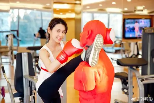 当红小花健身美照袭来 俯身大秀性感