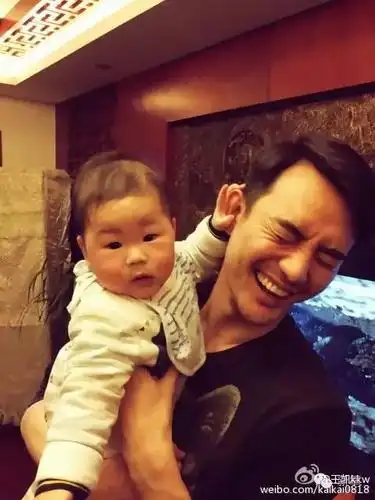 2014年王译翎生了一个小男孩,为了让孩子和哥哥同一天生日,还把剖腹产