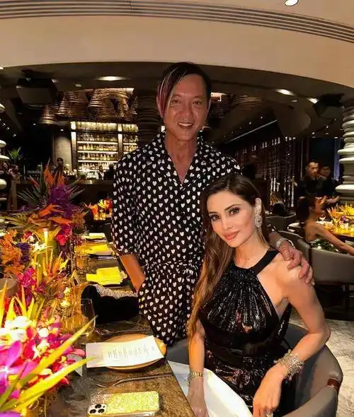 洪永时与妻子2012年,两个人结婚了,在结婚后他们便搬到了国外定居