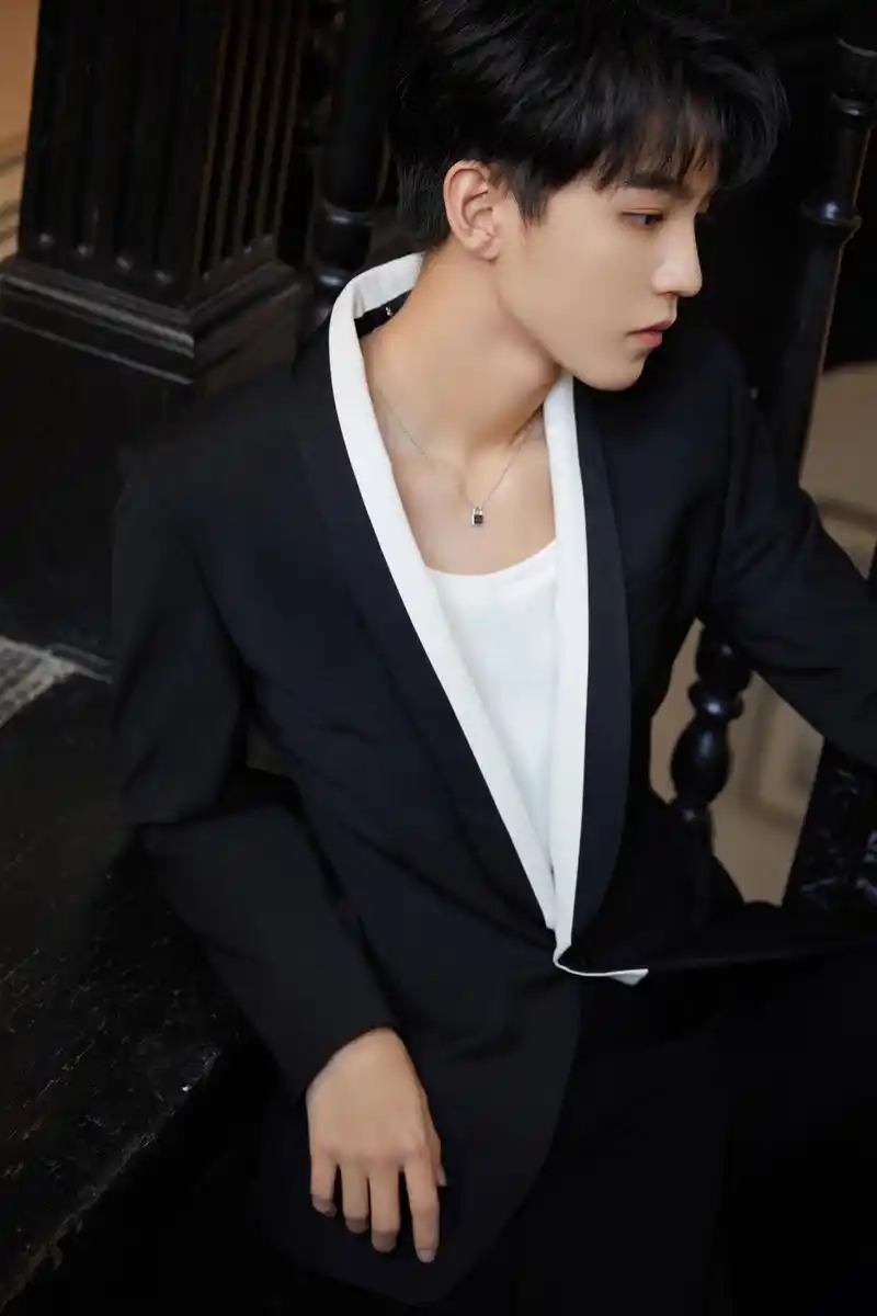 王俊凯真的长大了,蓝灰色西装简约雅致,尽显绅士风范