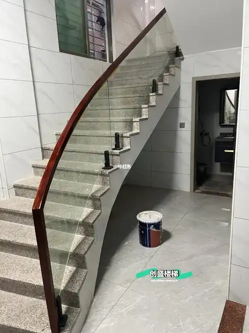 农村自建房玻璃楼梯实木扶手