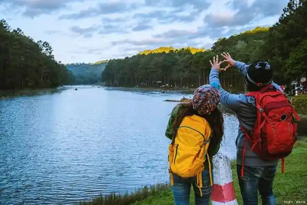 地是离家不远的风景区,那里有独特的地貌和丰富的生态环境,让人流连