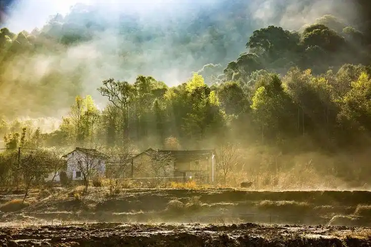 缺牙山下的小村