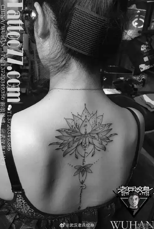 后背黑灰梵花纹身作品