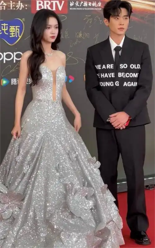 有人刚当兵回来还不习惯穿礼服,忙忙碌碌提裙子和裤子~想到以前百克力