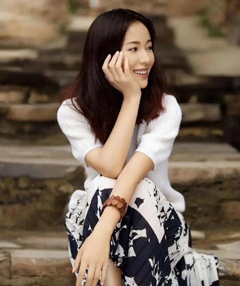 "文艺女神"江一燕:人设翻车,全网嘲笑,如今的她怎么样?