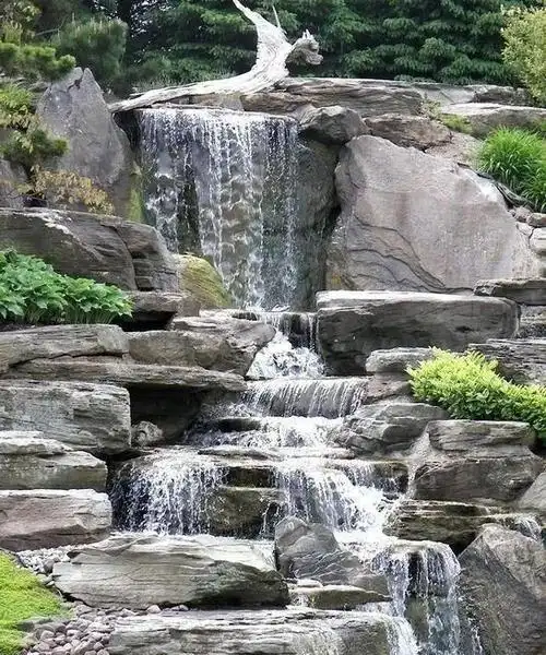 瀑布——给人以跃动感,为庭院增添了宏伟的自然景观