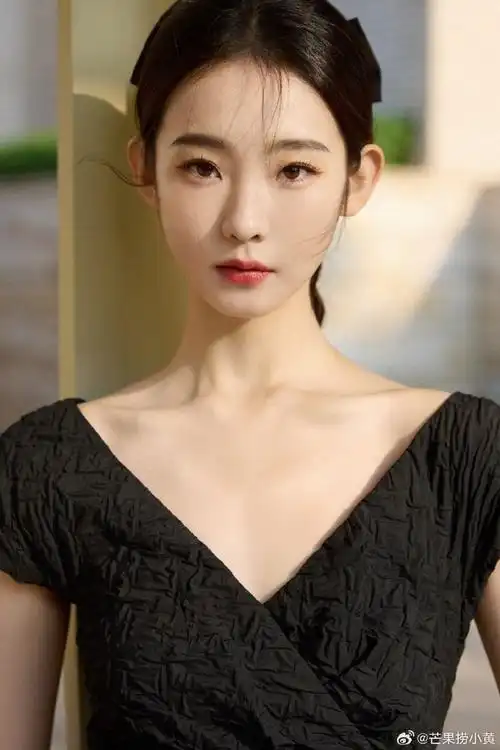 #张艺凡优雅黑天鹅##张艺凡黑色长裙好优雅#