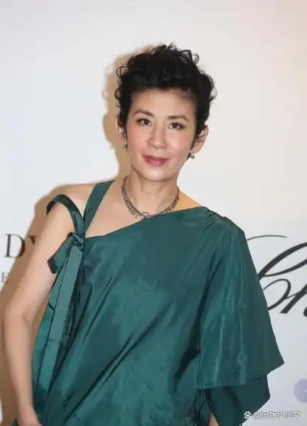 57岁吴君如和女儿看演出!不结婚显年轻状态好,和16岁女儿像姐妹