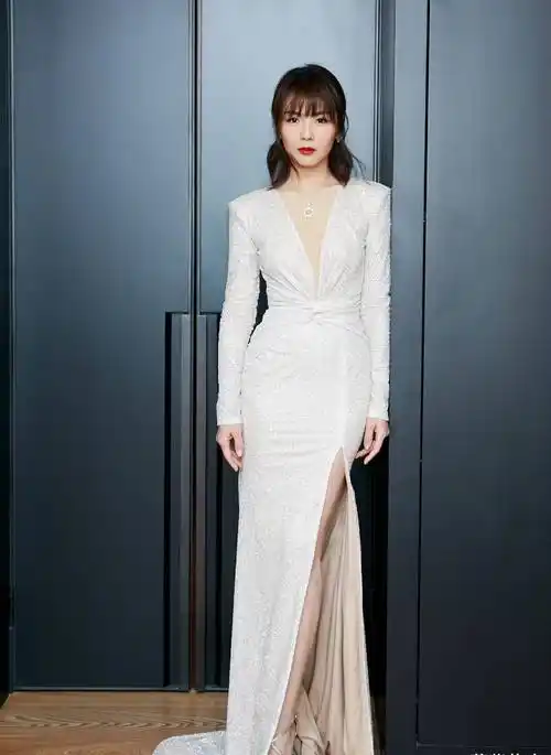 刘涛穿衣太大胆了,裙子高腰时尚到大腿根部,身材前v领更是开到腰_设计