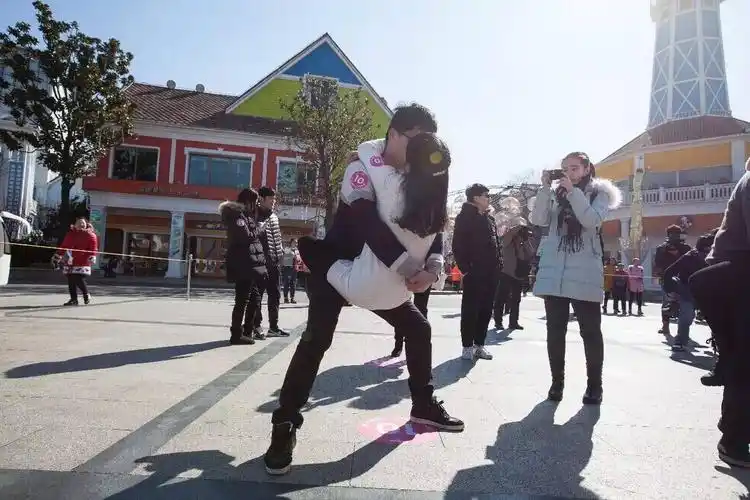 77对情侣甜蜜秀恩爱欢乐谷今天上演浪漫花式接吻大赛