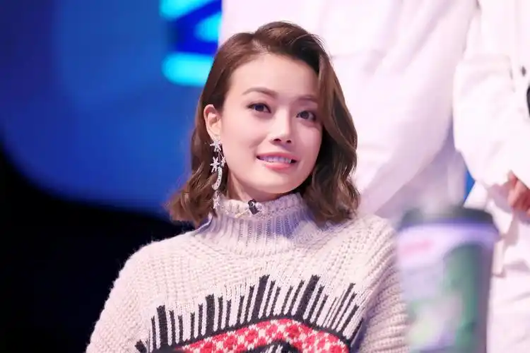 杨昊铭唱到下跪 容祖儿大赞"有巨星潜质"