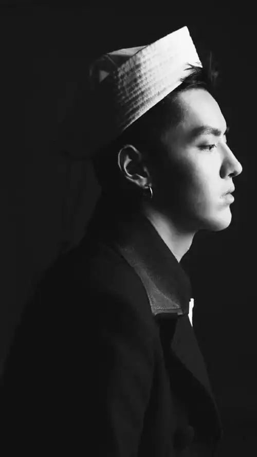 吴亦凡黑色气质写真