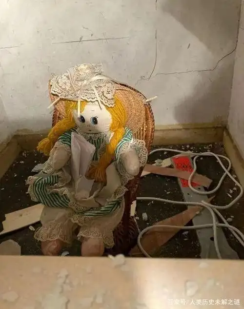 英国男子买新房,墙里发现诅咒娃娃,曾杀死前屋主……?