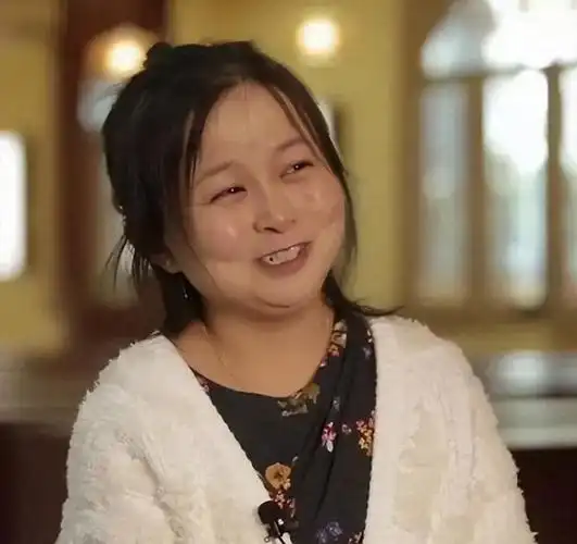 初中毕业后,朱洁决定不再继续升学,而是报考了艺术学校.