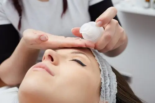 躺着洗脸的女人