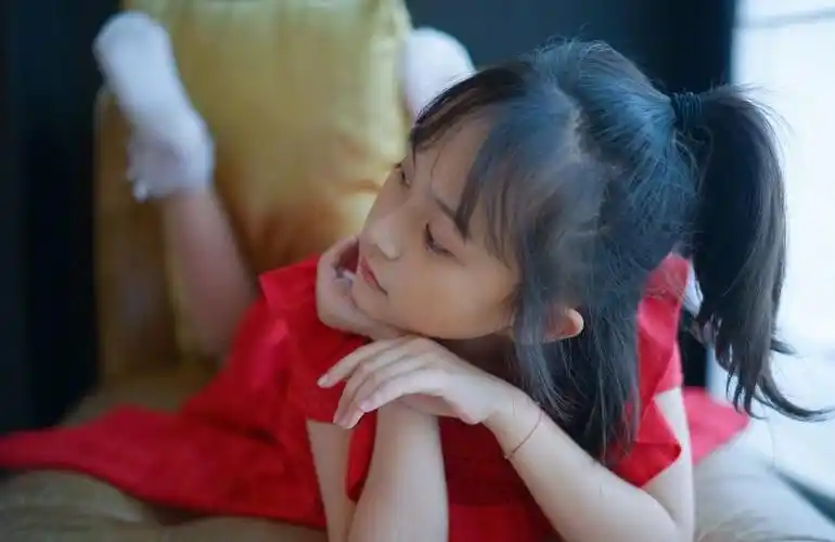 九岁的刘楚恬可爱卖萌4连拍网友想生个这样的女儿