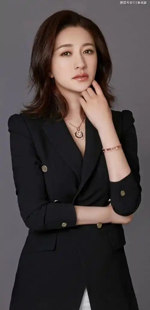 44岁的李小冉仍丰腴如玉,肤白貌美身姿傲人,真人间白富美