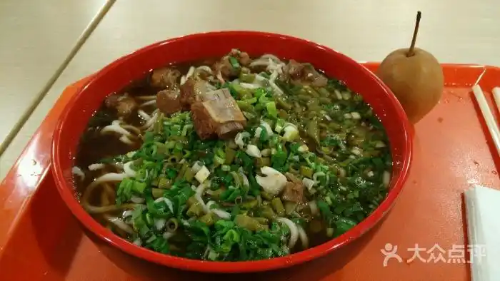 酸豆角红烧排骨面