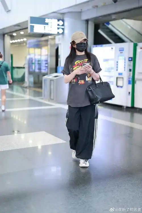 2024年7月23日,赵薇从云南大理旅游飞回北京,低调现身机场.(高清组图)