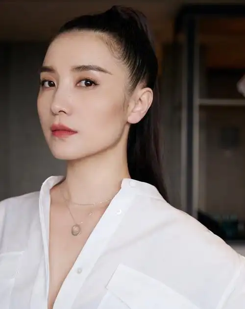 懒人最爱的照搬系列穿搭,宋佳的造型有点简单,却不挑人