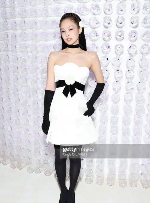 jennie虽然穿"时尚"显腿短,但并不粘人_设计_连衣裙_颜色