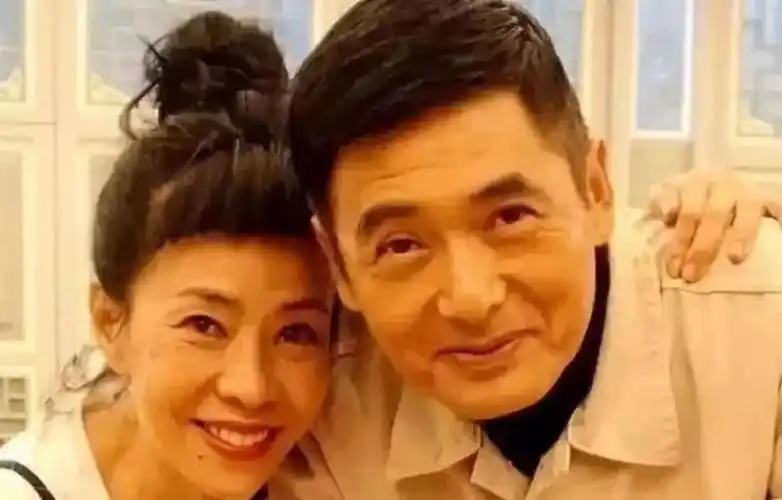 66岁男神周润发近况银发皱纹和妻子逛街网友男神也老啊