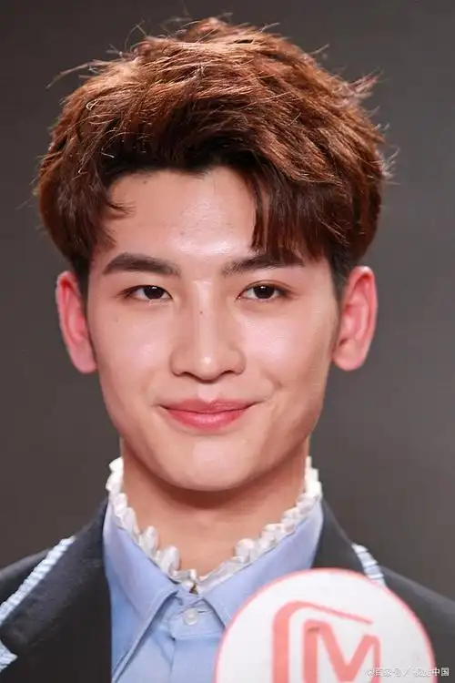 近期,黄俊捷因长线发展需求而备受争议.