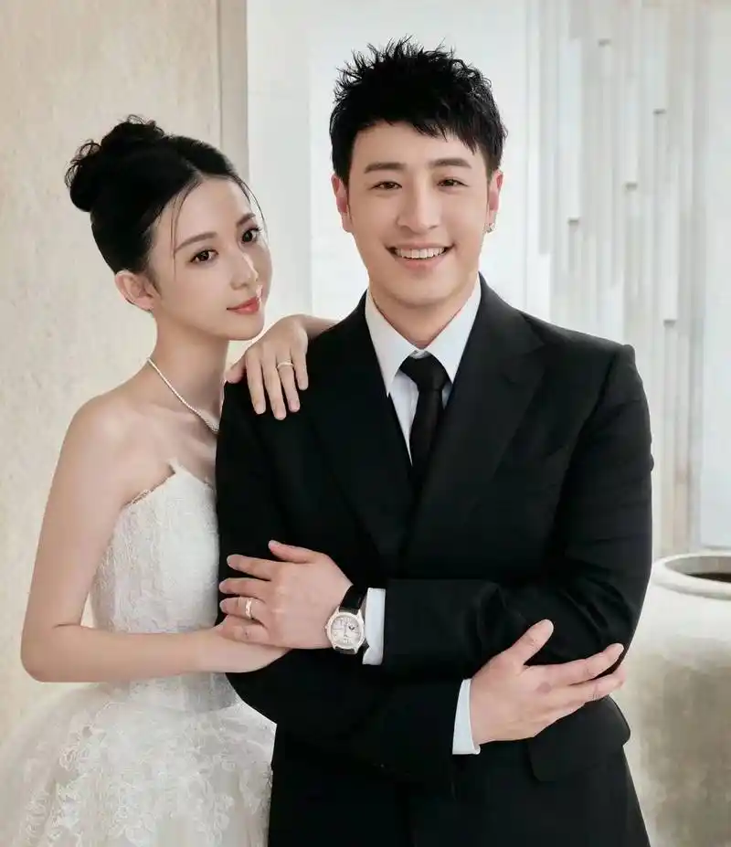 潘玮柏宣云婚礼公开多张现场照,新娘数次落泪,王力宏献唱送祝福_夫妻