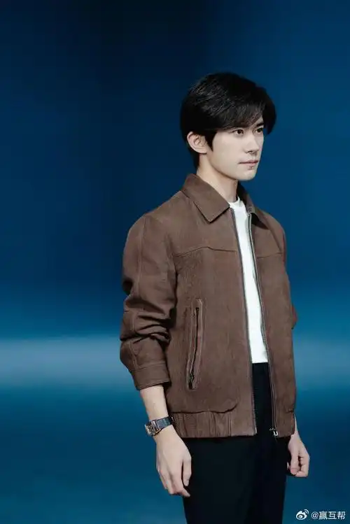 易烊千玺站在光里##易烊千玺咖衣白t