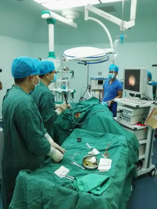 我院泌尿外科及手术室献爱心帮助脑瘫患儿取除膀胱结石