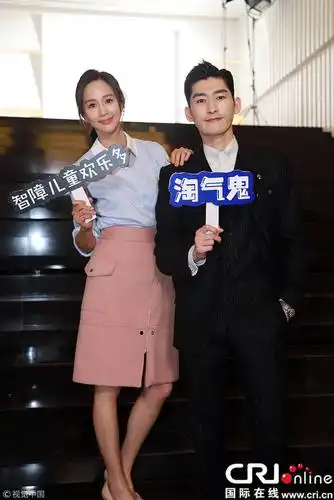 张钧甯搭张翰肩亲密热聊甜笑 嘟嘴卖萌变表情包