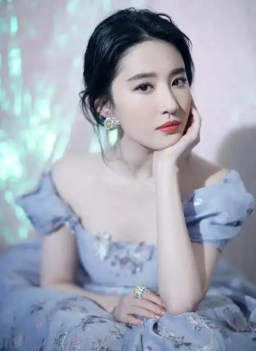 明星刘亦菲披萨店偶遇,惊人小腿壮状引路人翻白眼!