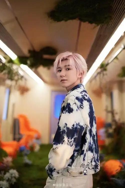 《下个路口》完整版今日上线,唱作人@tfboys-王源在mv中限定粉发造型