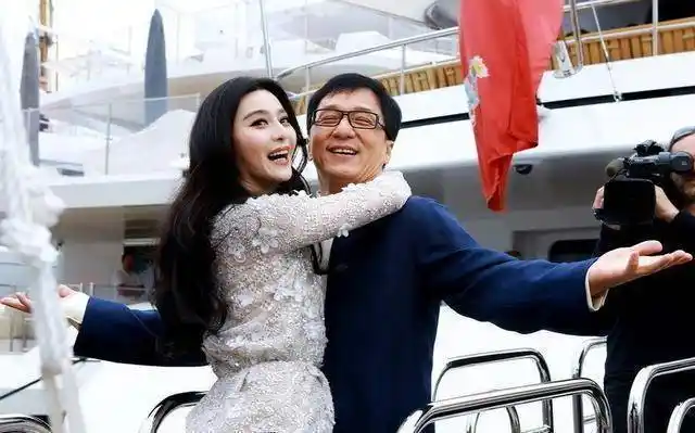 成龙想和欧阳娜娜"耳语",谁注意娜娜的身体语言?