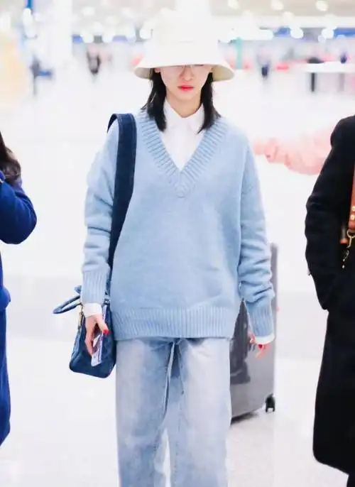 吴谨言认真打扮起来真洋气,穿蓝色毛衣搭配渔夫帽走机场,好时髦