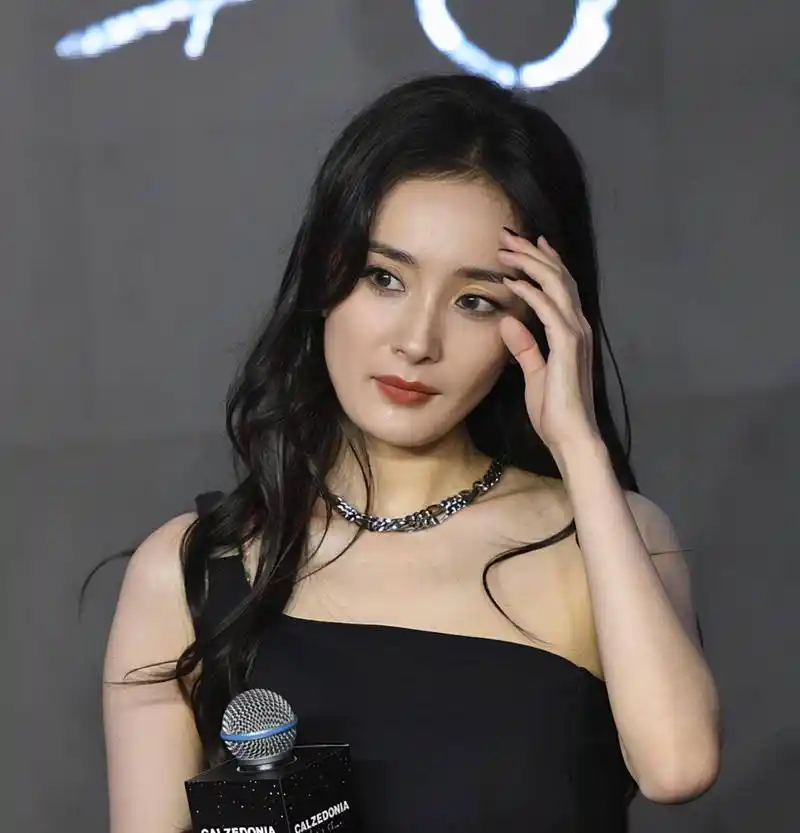 杨幂近照v脸变方脸身高166体重仅90斤减肥致腮部凹陷