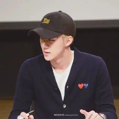 值得一提的是,吴世勋戴帽子的时候,都会将刘海藏进帽子里面.