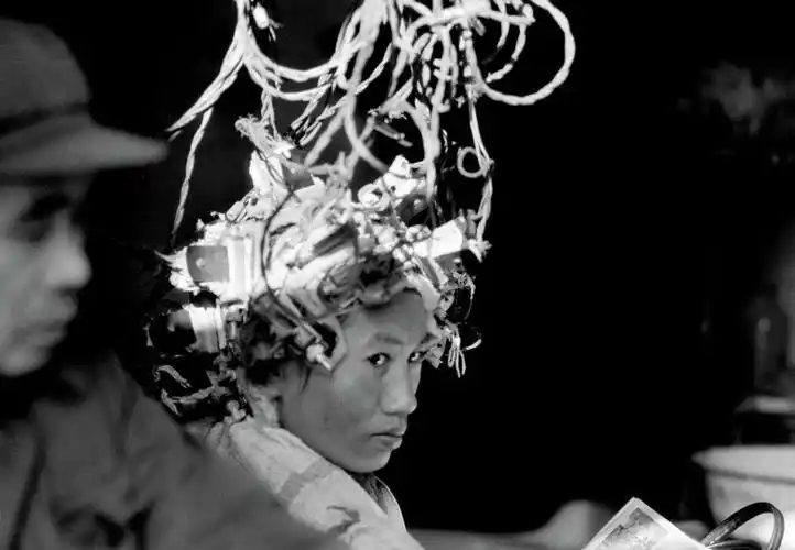 做头发的桂林女孩.女孩头上那些烫发的设备,看上去有点怪吓人的.