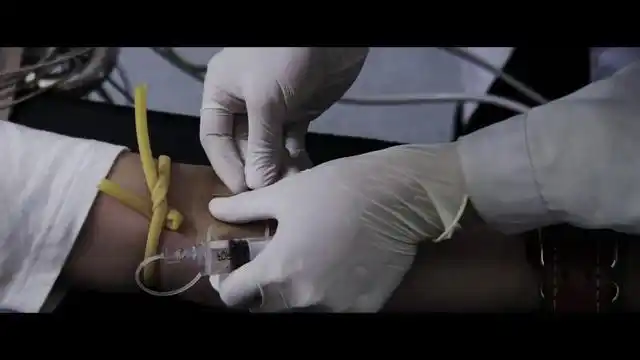 注射时,死刑犯被带进执行室或执行车,执行法警将其固定在注射床上