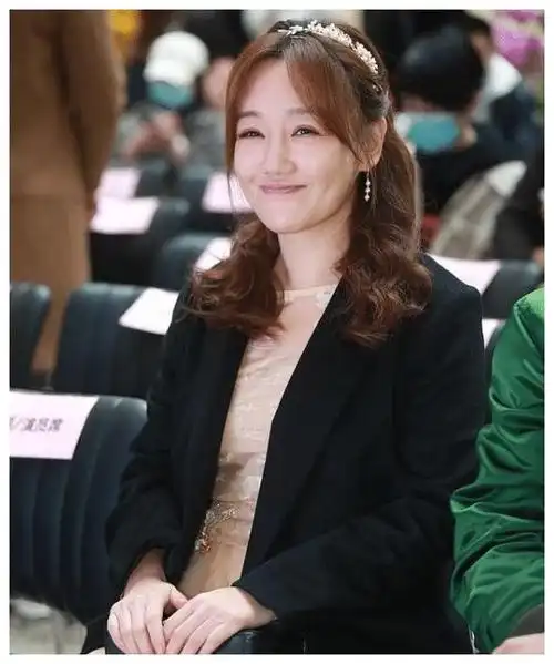 胡歌前女友薛佳凝近照曝光,面部蜡黄显老气,强装少女很违和__财经头条